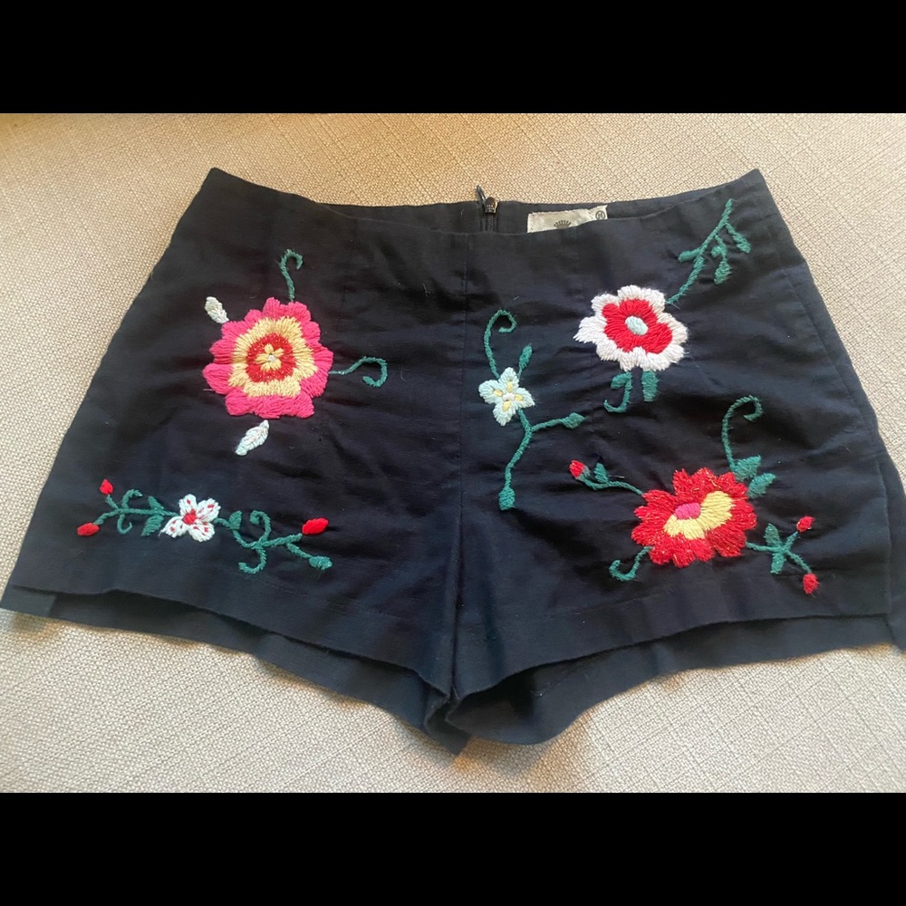 La Troupe hand embroidered shorts from Tulum, Mexico 🌼 M but fit like S 🌸